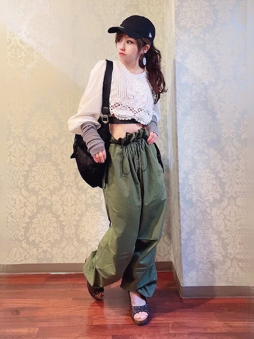 カーゴパンツ×レースのブラウス×黒サンダル×黒キャップ