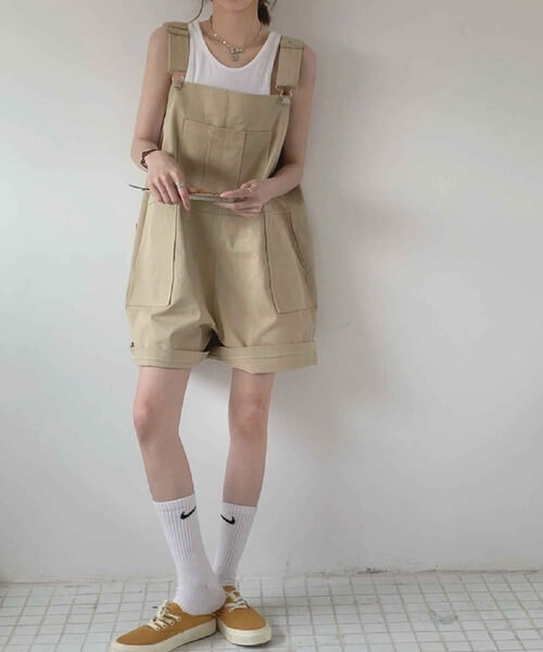 ショートパンツサロペット×白のタンクトップ×白のソックス×キャメルのスニーカー