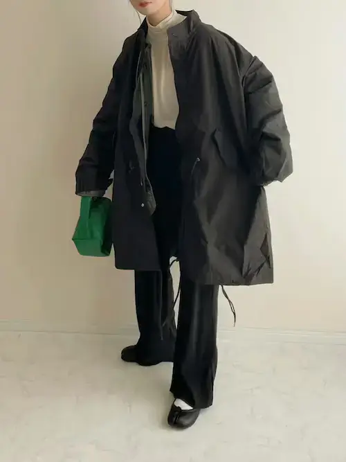 黒のモッズコート×白ニット×黒のベロアパンツ×黒の足袋パンプス×グリーンバッグ