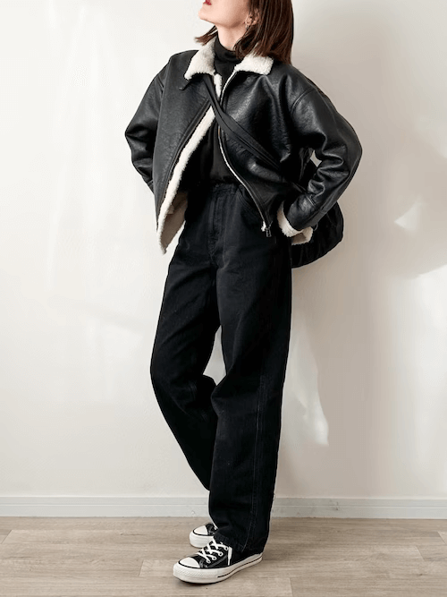革ジャン(ライダースジャケット)×黒のハイネックニット×ブラックデニムパンツ×黒スニーカー