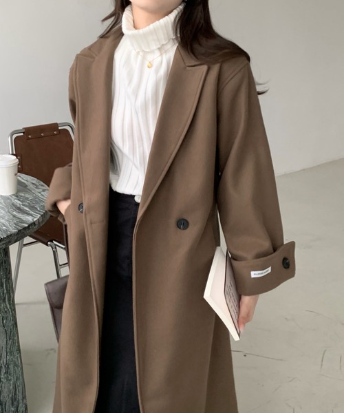 低身長さん女性のチェスターコートの着こなし方のコツ：暗めのチェスターコートには明るいインナーを選ぶ