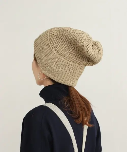 ニット帽子×ミディアムの髪型：おでこだし＋ラフなポニースタイル
