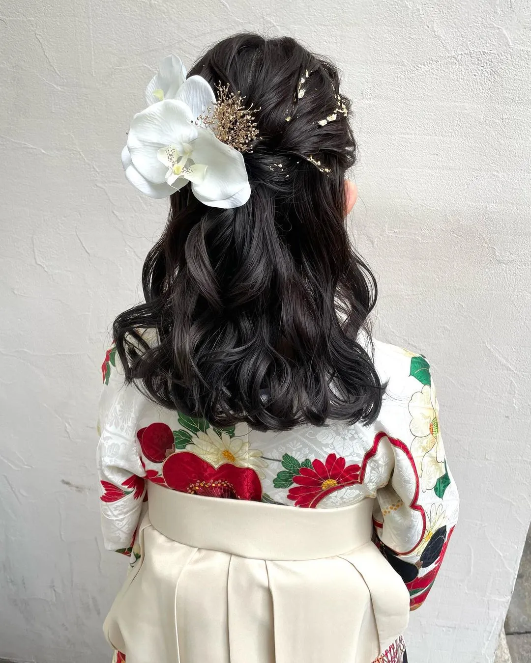 卒業式で袴に合うセミロングのハーフアップ髪型：編み込みハーフアップ 