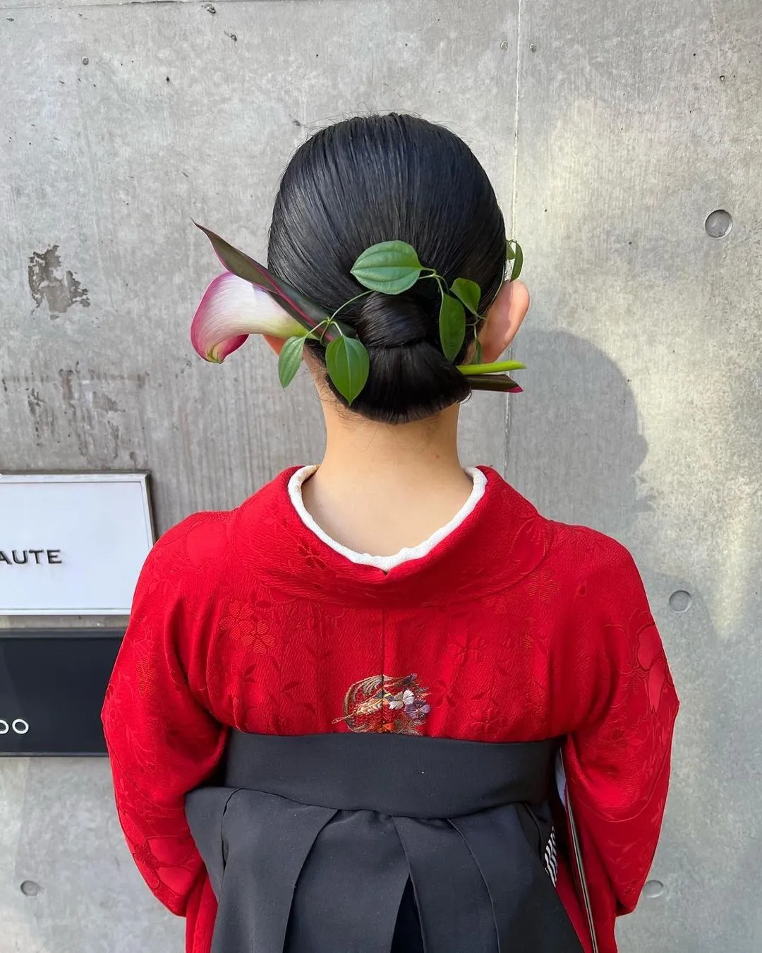 卒業式で袴に合うセミロングのアップスタイルの髪型：タイトシニヨン×生花