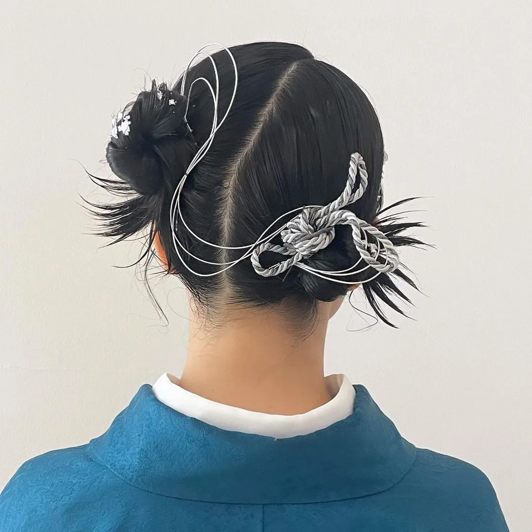 卒業式で袴に合うセミロングのアップスタイルの髪型：カチモリヘア