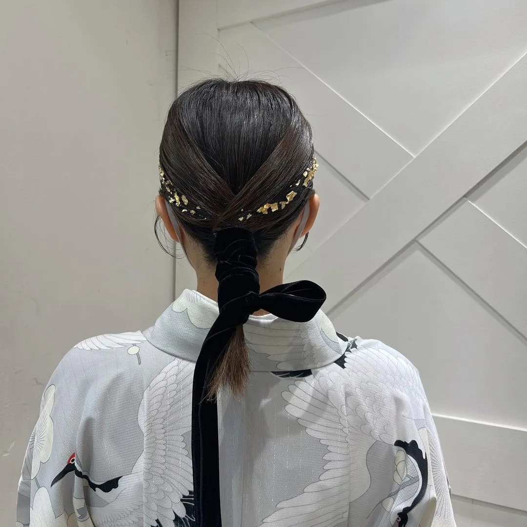 卒業式で袴に合うセミロングのアップスタイルの髪型：ローポニー×ベロアリボン
