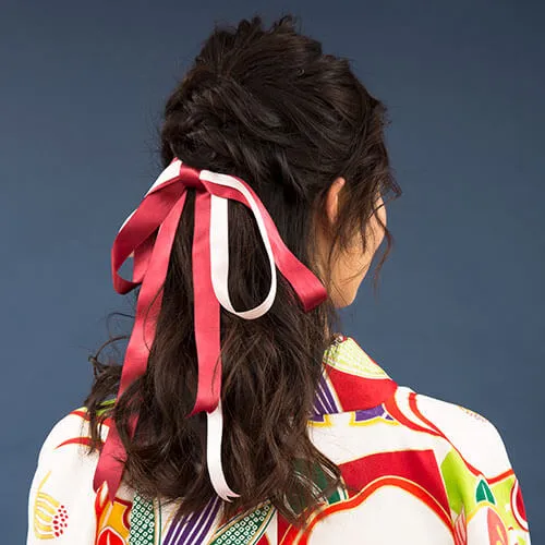 卒業式で袴に合うセミロングのハーフアップ髪型：編み込みハーフアップ 