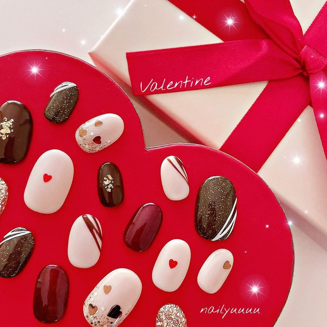 2024年秋冬におすすめのバレンタインネイル！大人可愛い人気のチョコレートデザインなど21選を紹介！