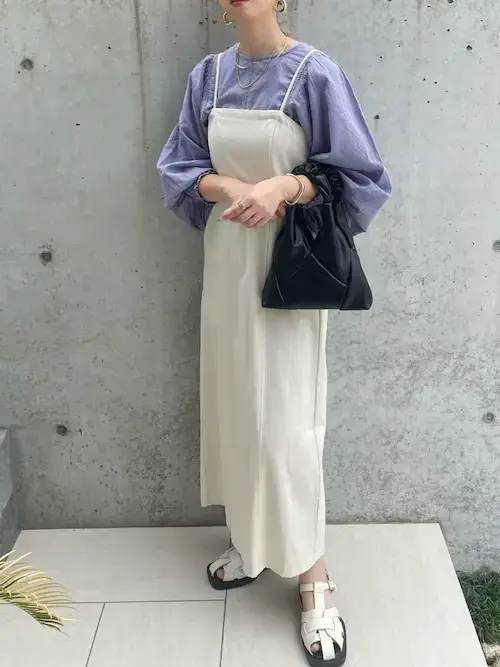 キャミワンピ×ブルーブラウス×白のグルカサンダル×黒バッグ