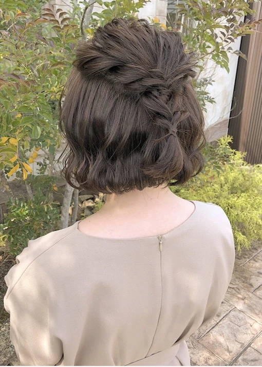 結婚式で人気のショートの髪型：三つ編みハーフアップ