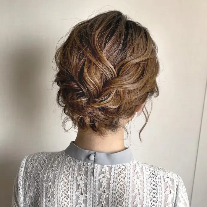 結婚式で人気のショートの髪型：ウェーブアップヘア