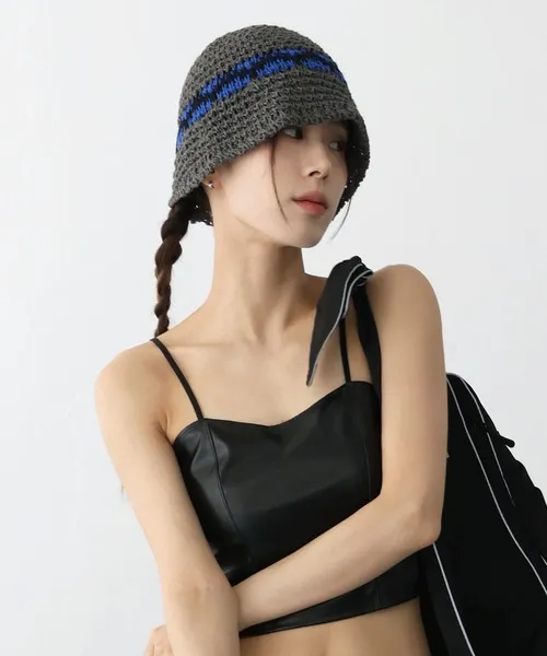 麦わら帽子に合う髪型：ねじり編みツインヘア