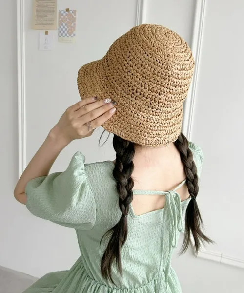 麦わら帽子に合う髪型：ツイン三つ編み