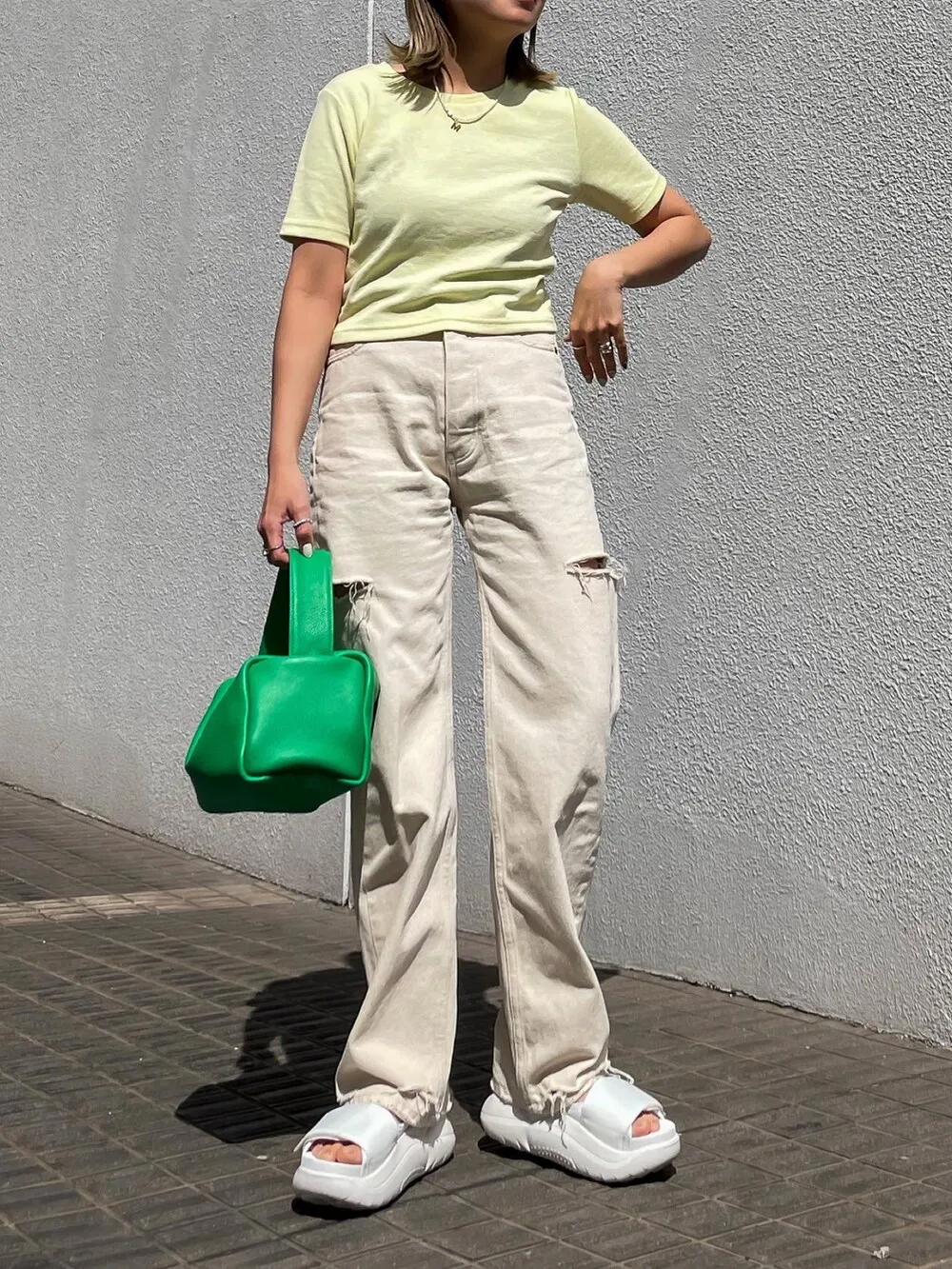 黄色のTシャツ×白のサイドカットデニム×白の厚底サンダル×グリーンのバッグ