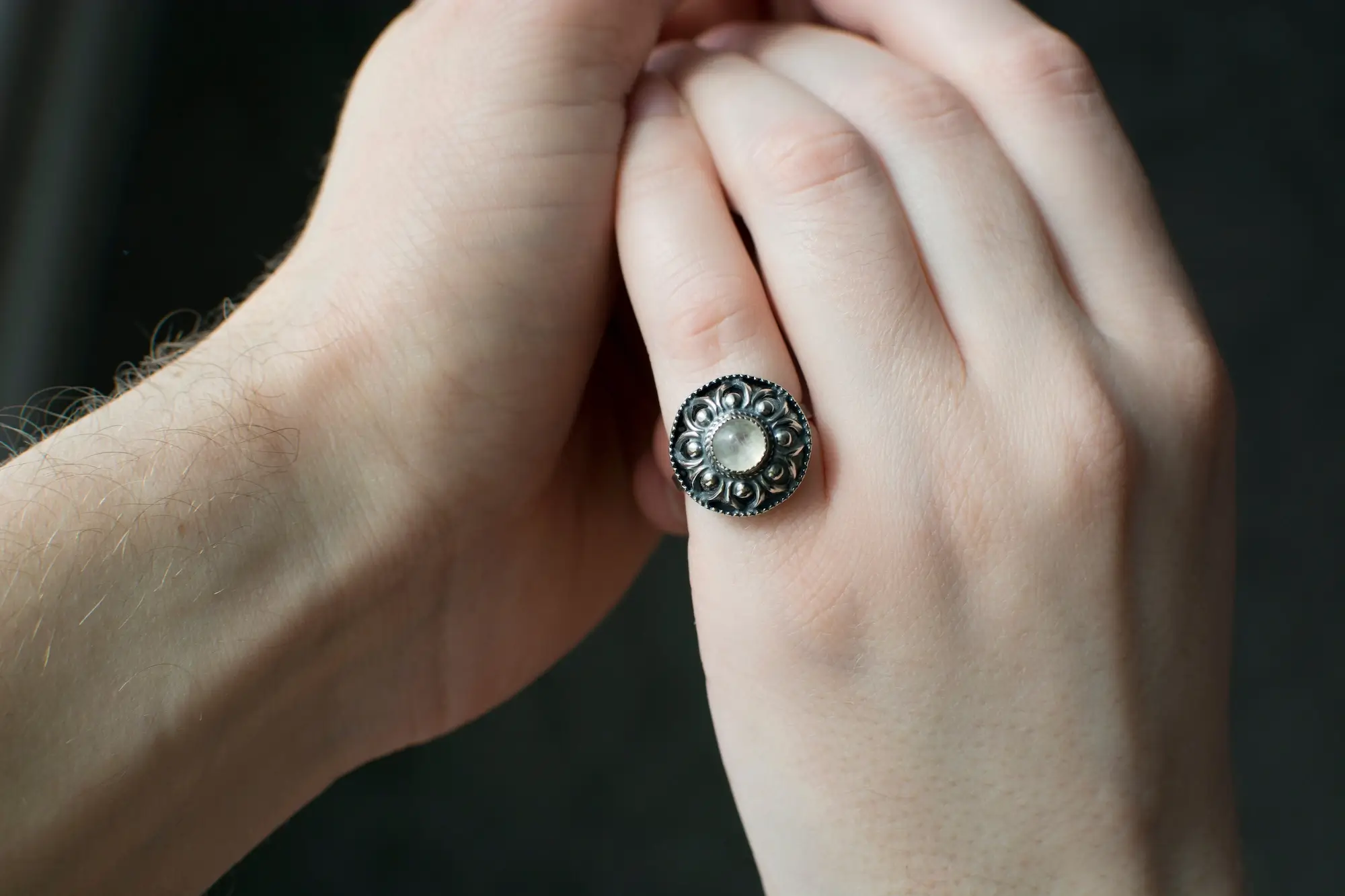 指輪のおしゃれな付け方：可愛く見せるなら小指