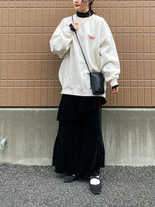 韓国ファッション：白のロゴスウェット×黒のハイネック×黒のマーメイドスカート