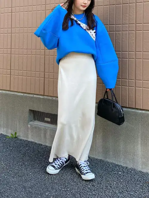 韓国ファッション：ブルーニット×白スカート×スカーフ