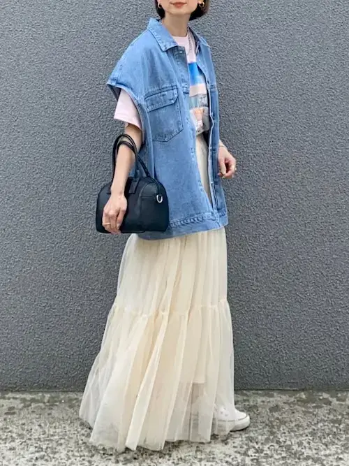 韓国ファッション：デニムベスト×ピンクのロゴT×白のチュールロングスカート