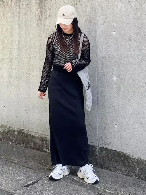 韓国ファッション：黒のメッシュニット×黒スカート×白スニーカー×キャップ