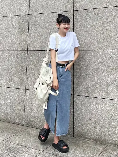 韓国ファッション：白T×デニムスカート×黒サンダル