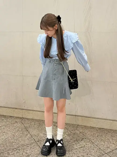 韓国ファッション：ブルーのフリルブラウス×グレーのミニスカート×黒の厚底サンダル