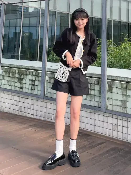 韓国ファッション：黒のノーカラージャケット×白のキャミソール×黒のショートパンツ