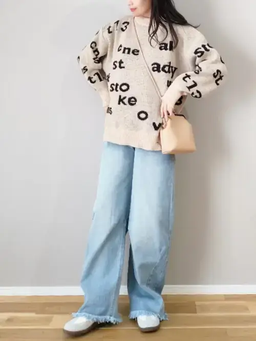 韓国ファッション：ベージュのロゴニット×デニムパンツ×白スニーカー