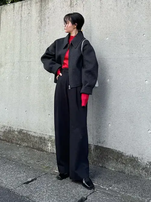 韓国ファッション：グレーブルゾン×赤ニット×黒ワイドパンツ×黒ブーツ