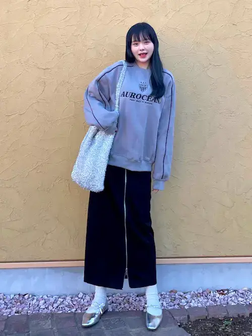 韓国ファッション：グレーのロゴスウェット×黒のスカート×シルバーパンプス