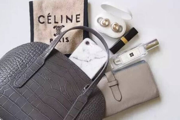 ミニバッグの中身は何を入れてる？整理の仕方などを紹介！